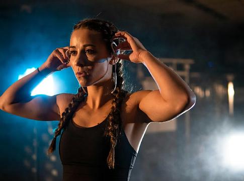 Gym-Rave: nappali techno-edzés Párizs Gare des Mines-ben