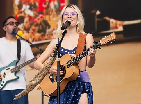 Maisie Peters Dolly Parton előtt tisztelgett a Reading Festival nagyszínpadán