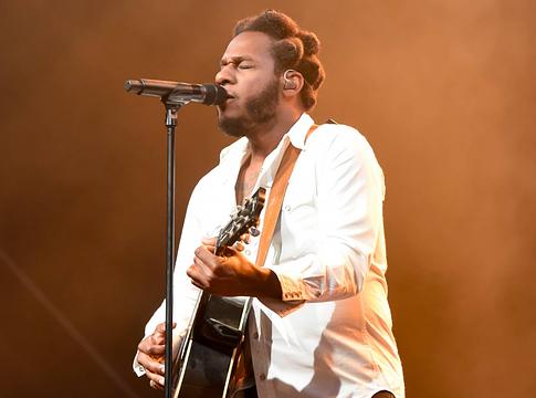 Leon Bridges és Norah Jones új karácsonyi duettje: „This Christmas I’m Coming Home”