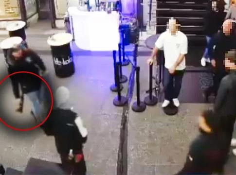 Fegyverrel fenyegetőzött egy vendég egy lipcsei klub előtt