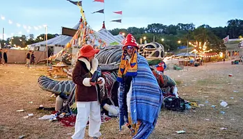 Fotókönyv a hajnali Glastonburyról: 4 és 8 óra között