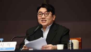 Utazási tilalom Bang Si-Hyuk, a HYBE elnöke ellen