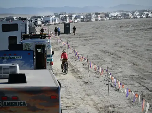 Nyolcórás sorokkal indult a Burning Man 2026