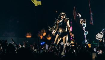 Charli XCX új korszakot nyitott a Lollapaloozán: itt debütált a Music, Fashion, Film élő show-ja