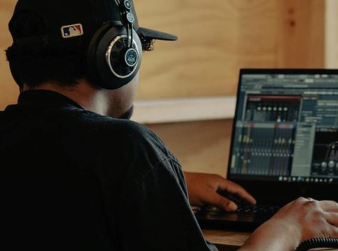 Otthon mint stúdió, iskola és kiadó: így építenek bevételt a producerek 2026-ban