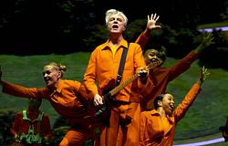 David Byrne színházi showval és Talking Heads-klasszikusokkal hódított a Coachellán