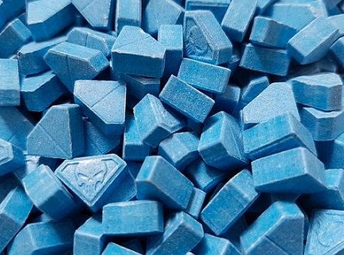 Rekorderejű „Blue Punisher” ecstasy veszélyezteti a brit klubéletet