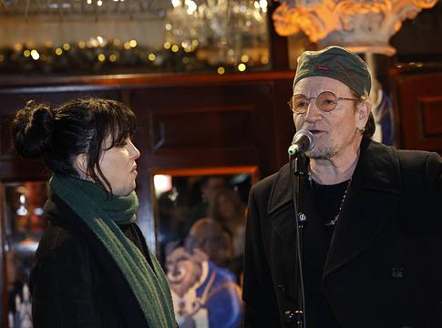 Bono és Imelda May karácsonyi utcazenei koncerttel segítette a dublini hajléktalanokat