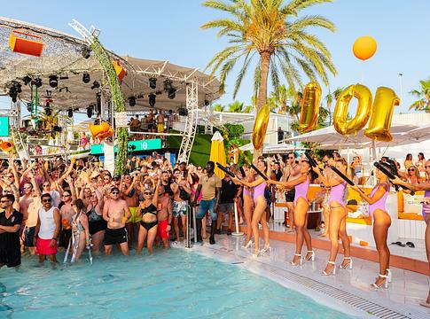 Strandklubokba költözik a zene: új partnerségben erősít a Universal Music