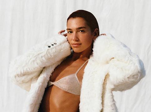 Dua Lipa spanyolul tanul – újabb kihívást vállalt a világsztár az A-level vizsgával