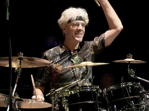 Stewart Copeland lenyűgöző bemutatója a Limp Bizkit 'Rollin' című dalával