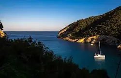 Rövid part menti séta, ami Ibiza másik arcát mutatja meg