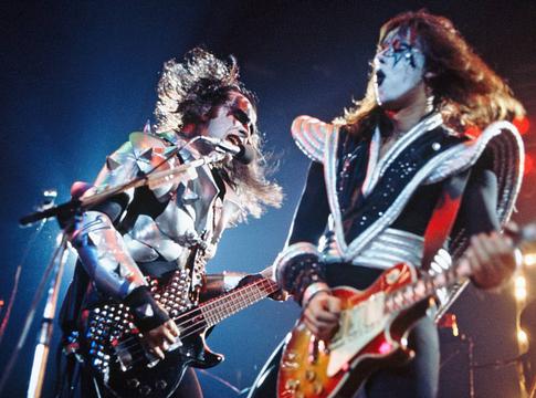 Gene Simmons bocsánatot kért Ace Frehley halálával kapcsolatos kijelentéseiért