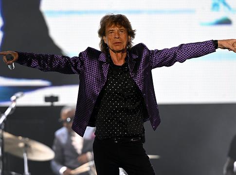 A The Rolling Stones The Cockroaches néven adott ki csak vinylen megjelenő single-t: Rough & Twisted