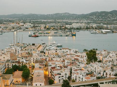 Ibiza több mint 2500 illegális Airbnb-szállást törölt a fenntartható turizmusért