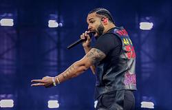 Drake jéggé varázsolta a torontói CN Towert az Iceman megjelenésére