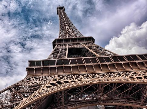 DJ-szettek költöznek az Eiffel-toronyba: elindult a Sapiens Tower