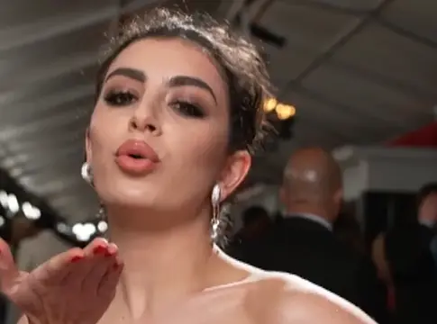 Charli XCX kihagyja a streaminget a B-oldalaknál – a Playboy Bunny csak vinylen és az Instagramon