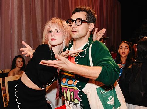 Jack Antonoff és Hayley Williams a koncertipar válságáról: „A zenészek nem tudnak megélni a nagyvállalatok árnyékában”