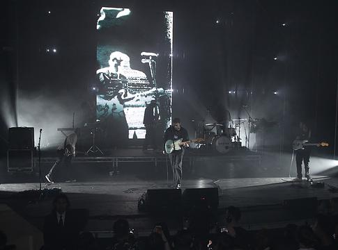 Sam Fender újra nagyot lép: megjelent a ‘People Watching’ deluxe kiadása