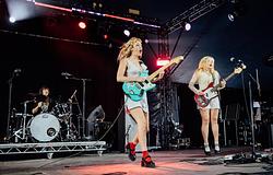 Kiesett a Lambrini Girls neve a Coachella 2026 plakátjáról