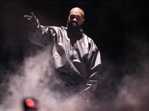 Kanye West ellen indult per: volt alkalmazottja jogellenes fogva tartással és bérhátralékkal vádolja