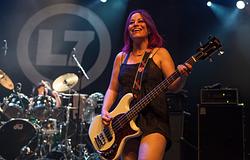 Meghalt Jennifer Finch, az L7 basszistája, 59 évesen