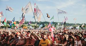Túladták a Glastonbury 2027 buszos jegycsomagjait egy adminisztrációs hiba miatt