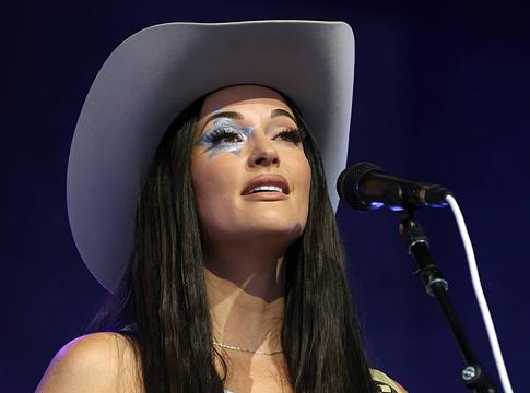 Kacey Musgraves lóháton érkezett, és új dalokat mutatott be a Coachellán