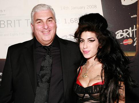 Amy Winehouse édesapja közel egymillió fontos perköltséget köteles fizetni