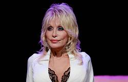 Dolly Parton megnyugtatta rajongóit: „Még nem haltam meg!”