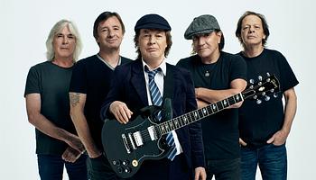 Angus Young egy rajongó kisbabáját is dedikálta Torontóban